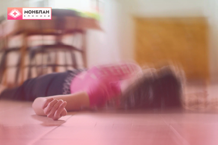 Девушка без сознания Девушка потеряла сознание из-за головокружения